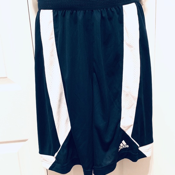 🔻SOLD🔻Men Adidas Basketball jersey and short 2pc Set - Picture 3 of 3